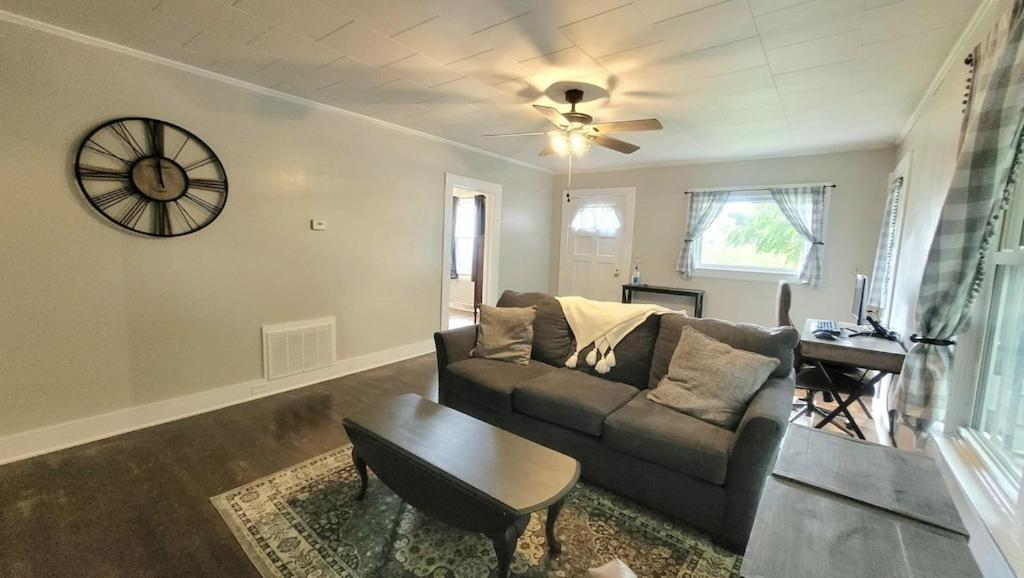 Holiday home Charming 2 Bedroom 1 Bath Farm Style House