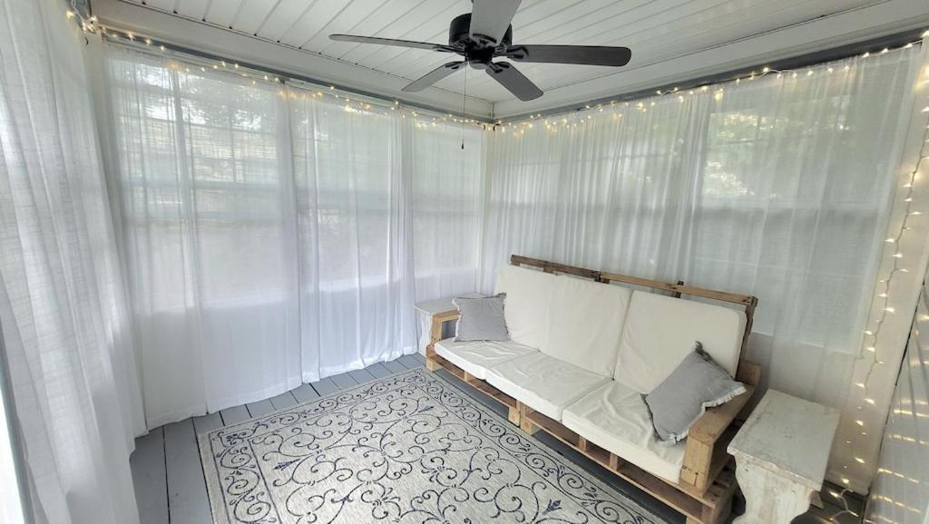 Charming 2 Bedroom 1 Bath Farm Style House Holiday home Mount Airy